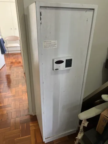 Vendo cofre eletrônico ótimo para residência! Leve e muito seguro! 