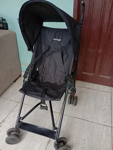 Carrinho de bebê tipo guarda chuvas. Voyage