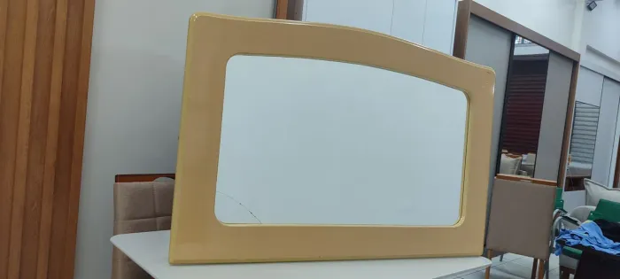 vendo espelho grande, com moldura cor marfim em MDF puro, com aparador conjunto.