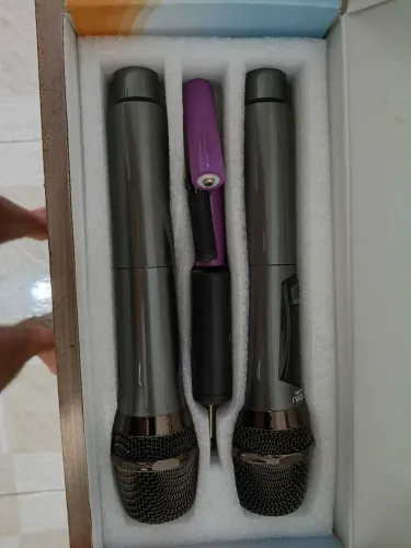 Dois microfones sem fio