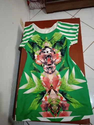 Vestido curto c estampa colorida , Tam: M