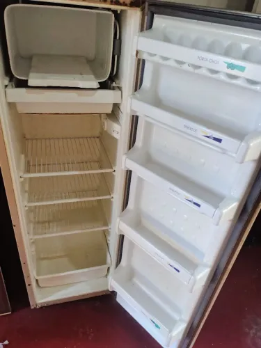 Geladeira antiga , com marcas de uso , funcionando