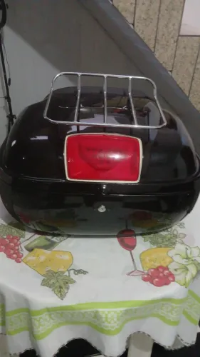 Vendo baú preto de fibra 48cmtcom chaves reservas com encosto almofadadas e lanterna