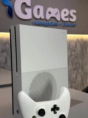 Xbox One S + Jogo de Brinde | Garantia iGames - Pegamos seu Video Game na Troca