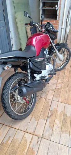 Moto com kit Relação novo, revisão feita recentemente e pneu traseiro novo.