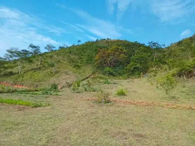 Sítio 20.500 m2 situado em Santa Isabel do Rio Preto, distrito de Valença