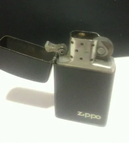 Zippo Isqueiro de bolso Preto Fosco com logotipo