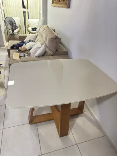 Mesa de madeira e vidro