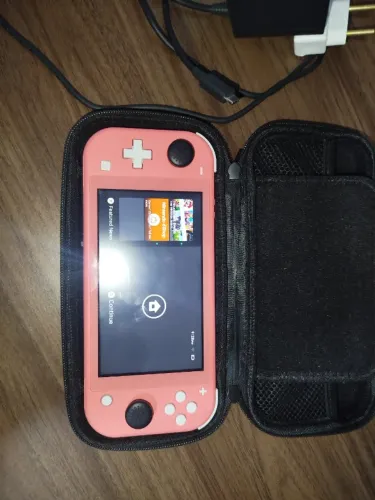 Nintendo Switch Lite Rosa, desbloqueado e com 128GB de armazenamento.