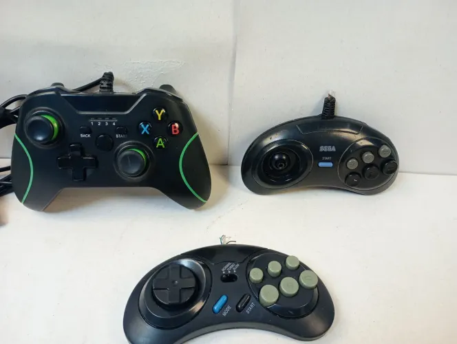 kit com 3 controles, sendo 2 da sega e 1 de xbox para computador. todos os controles estão