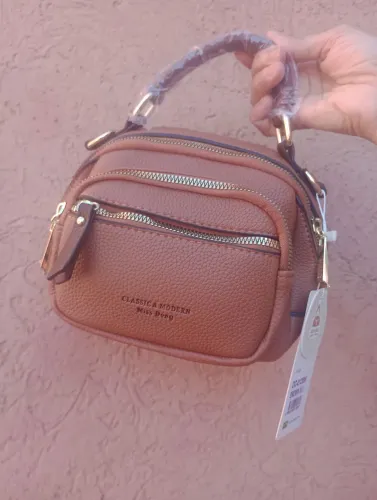 Bolsa feminina estilosa em couro ecológico