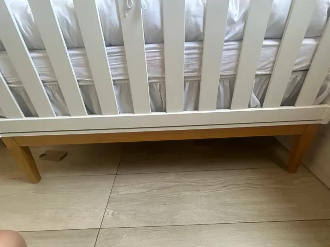 Berço Americano Retrô Branco com Pés Amadeirados - Pouco Uso - Impecável