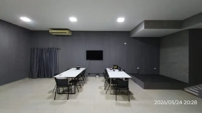 15 cadeiras 2 mesas de reunião
