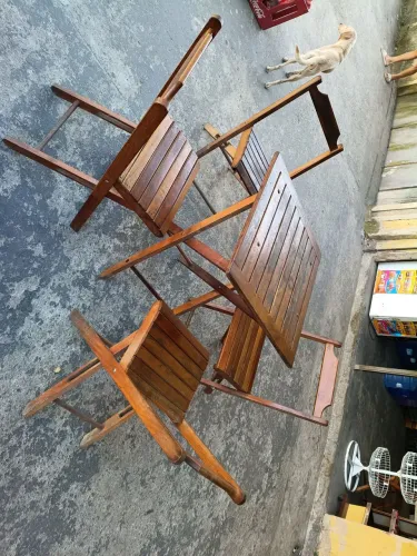 Mesa de madeira com 4 cadeiras