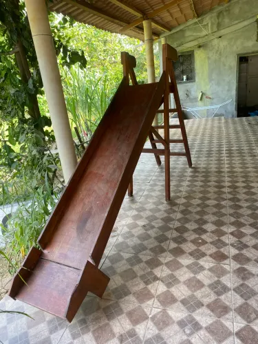 Escorrego de madeira 