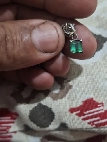 Cordão de prata masculino 925 com uma esmeralda natural