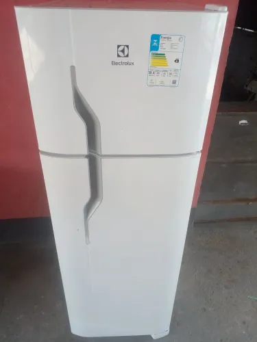 Geladeira Electrolux gelo seco semi nova 