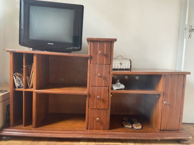 Rack/Estante para TV de madeira sucupira com a TB