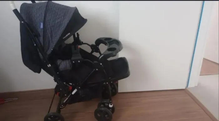 Carrinho de bebê em bom estado