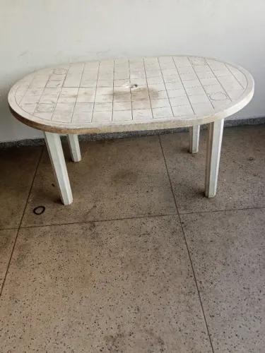 Mesa oval de plástico, se pegar hoje vai por 70