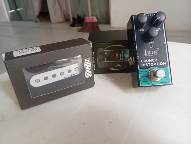 Captador + pedal de distorção