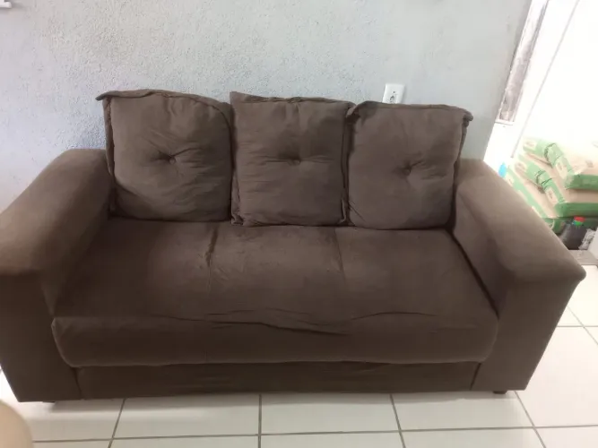 Vende-se sofá 03 lugares usado.