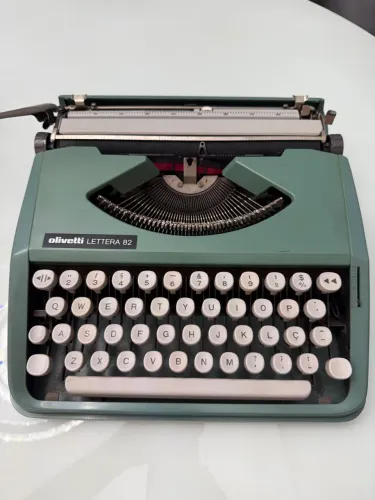 Máquina de Escrever Okivetti Lettera 82
