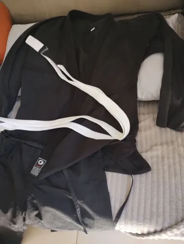Vende-se 1 kimono Jiu Jitsu 80,00