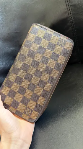 Carteira Louis Vuitton Zippy Damier Ebene
