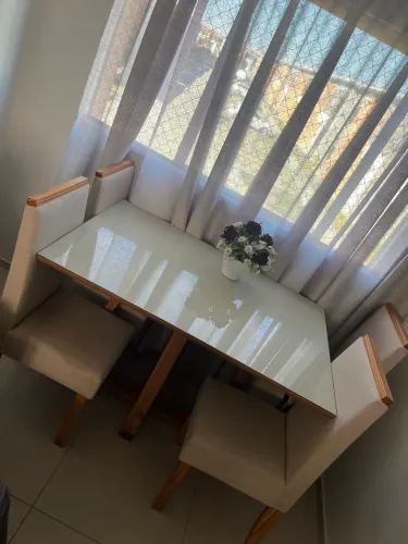 Mesa com tampo de vidro 4 cadeiras