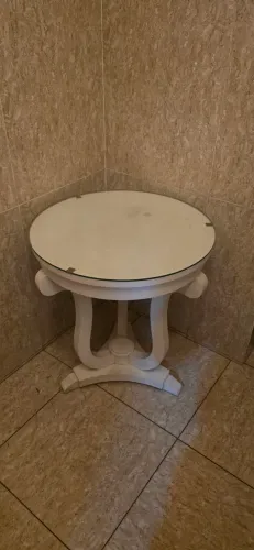Oportunidade Única: Mesa de Canto Redonda Clássica Branca com Tampo de Vidro