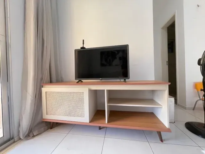 Rack para TV Estilo Retrô. Lindo rack com tampo amadeirado e estrutura branca.