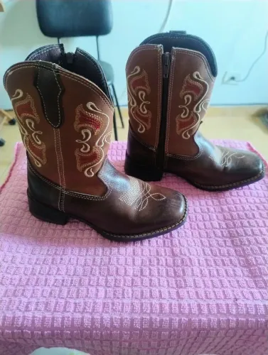 Bota infantil estilo vaqueira