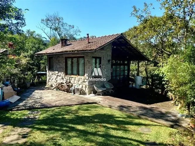 Casa de 2 qts, área gourmet, em Condomínio no Limoeiro