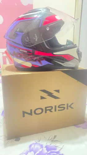 Vendo este capacete novinho por 450,00 numeração 56
