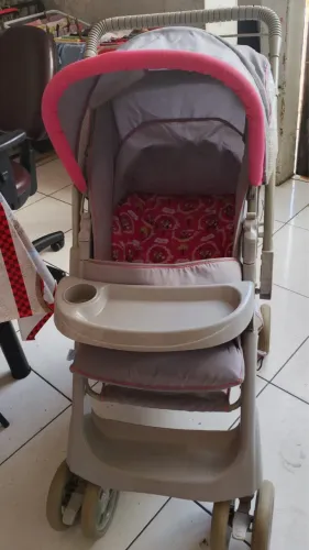 Carrinho de bebê de menina