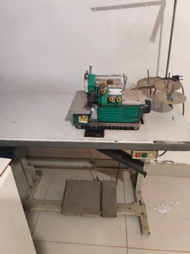 Máquina overlock yamata funcionando perfeitamente