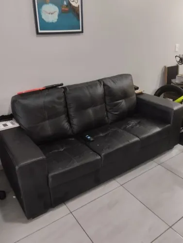 sofá courino- com algumas marcas de uso
