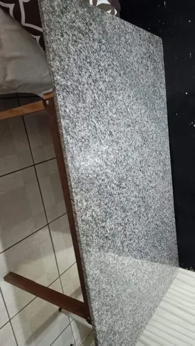 Vendo uma mesa de mármore com seis cadeiras , aceito pix só não entrego