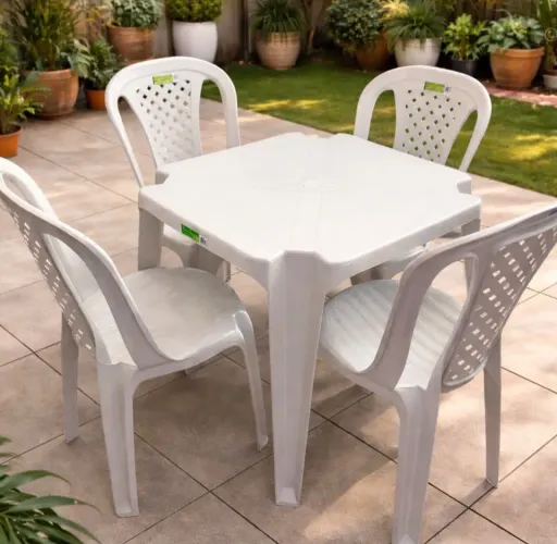 Mesa com cadeiras de plástico