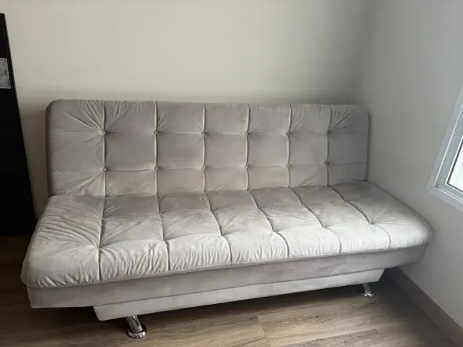 Sofá-cama claro 3 lugares