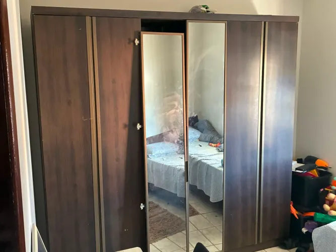 Guarda com 6 portas em ótimo estado.