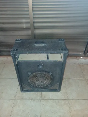 Caixa amplificada apenas funcionando o Auto-falante. 