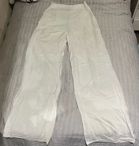 calça branca pantalona elegante 