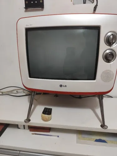 TV retrô LG 14 polegadas - precisa arrumar botão de ligar