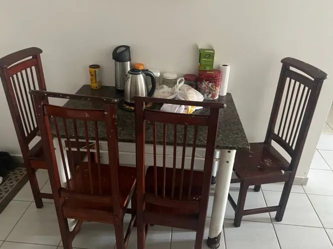 Vendo mesa de mármore com 4 cadeiras de madeira