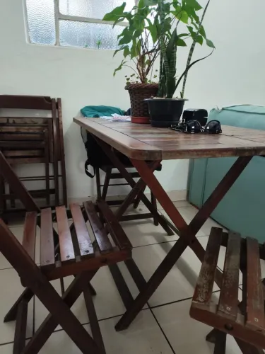 Mesa de madeira com 6 cadeiras
