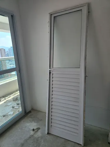 Porta de Alumínio Branco com Vidro - 64x205cm