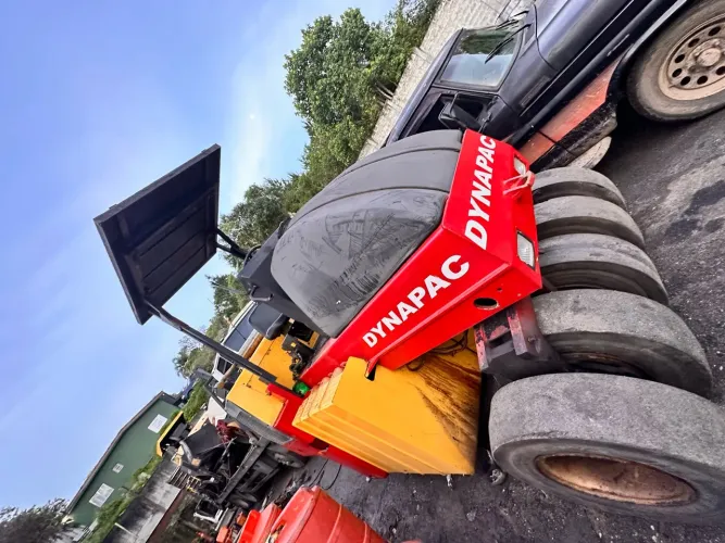Rolo Dynapac de pneu cp142