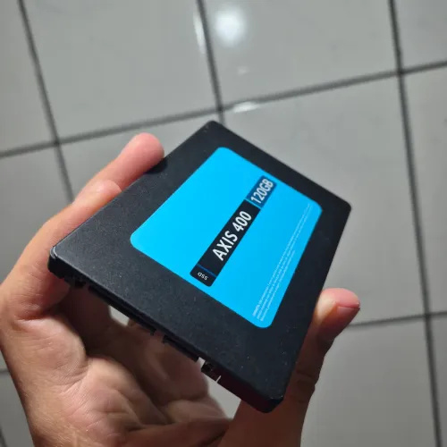 SSD 120GB AXIS 400. Compatível com computador e notebook (encaixe SATA). Valor: R$ 100,00.